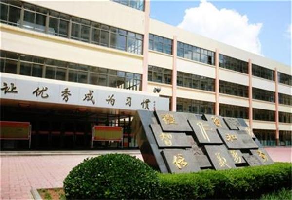 學校打造舒適校園：誰是可靠的空氣源采暖品牌？