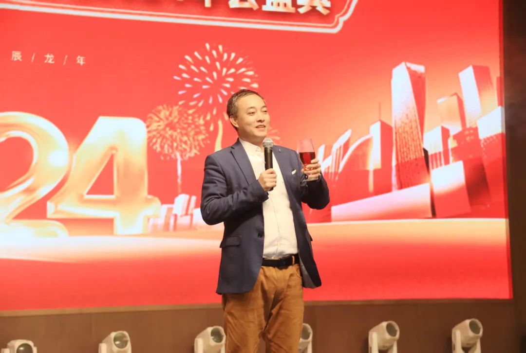 華天成團(tuán)隊(duì)共襄盛舉，同心同行擘畫2024輝煌新篇