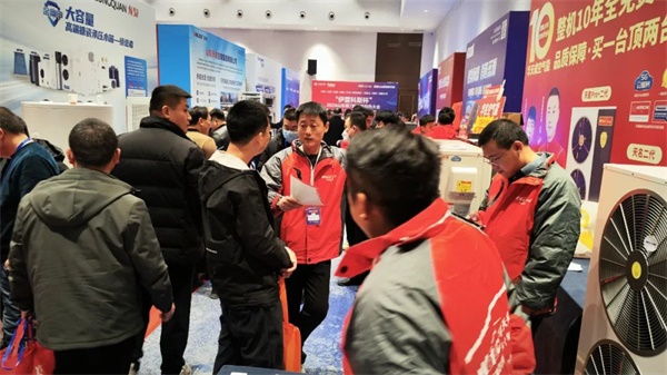 華天成閃耀泉城|榮膺2024年度清潔采暖行業領跑者