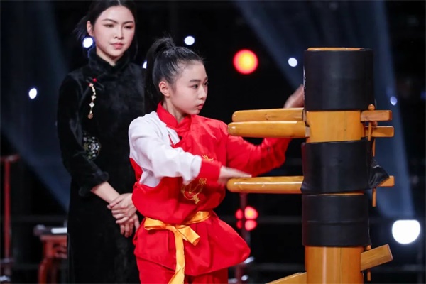 來華天成做客的武術小明星徐羽汐上央視《星光大道》啦！