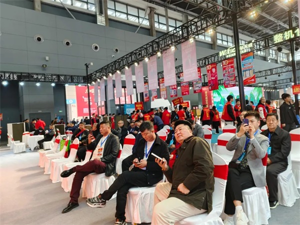 王者之姿 招招制勝|(zhì)中國(guó)熱泵展，華天成上演“王牌駕到”