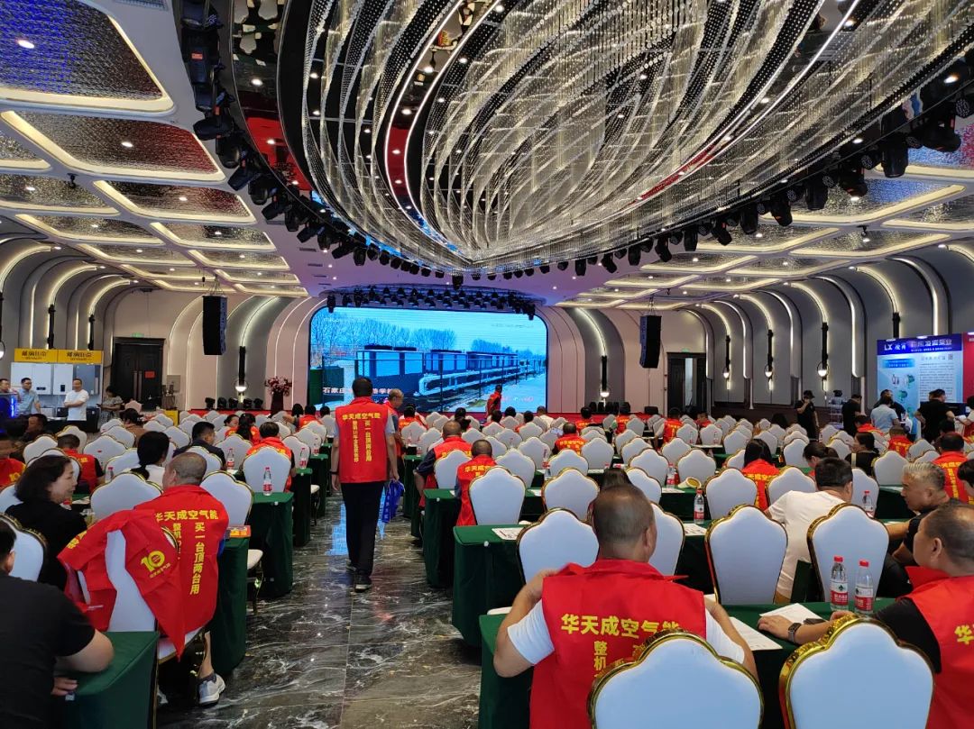 【華天成紅馬甲軍團(tuán)閃耀亮相】——全程服飾冠名，慧聰全國(guó)巡展呼和浩特站再掀熱潮！