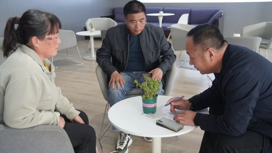 選擇華天成空氣能，易縣夫婦喜中五菱 mini 汽車，開啟綠色生活！